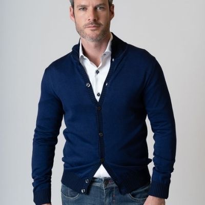 Camicia bianca uomo con cardigan lupetto con bottoni colore blu chiaro
